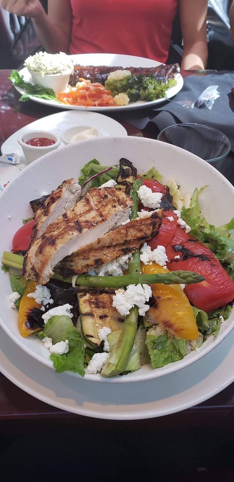 Madisons Restaurant & Bar | restaurant | 5222 Rue Sherbrooke E, Montréal, QC H1V 1A1, Canada | 5142521221 OR +1 514-252-1221