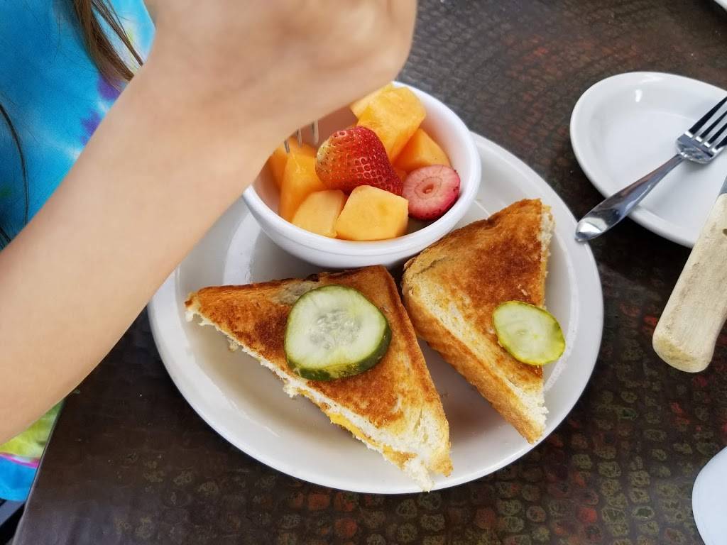 Raffertys | restaurant | 988 Breckenridge Ln, Louisville, KY 40207, USA | 5028973900 OR +1 502-897-3900