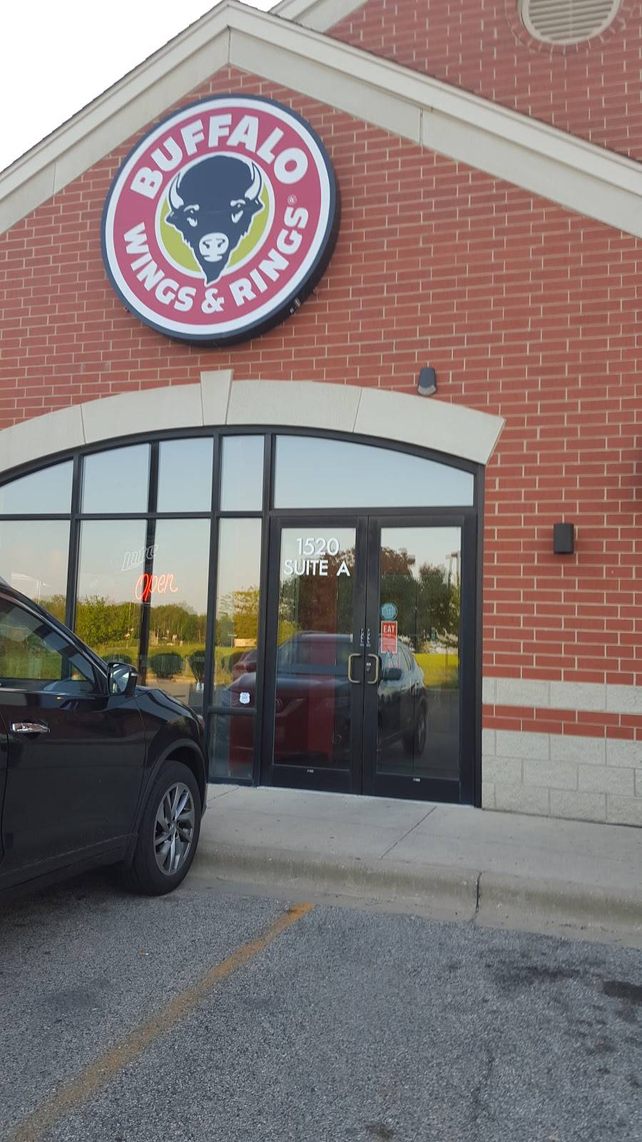 Buffalo Wings & Rings | restaurant | 1520 Carlemont Dr, Crystal Lake, IL 60014, USA | 8157889464 OR +1 815-788-9464