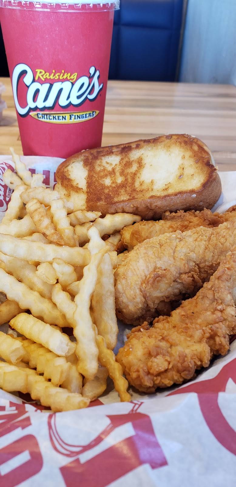 Raising Canes Chicken Fingers | meal takeaway | 2322 SE Military Dr, San Antonio, TX 78223, USA | 2105322519 OR +1 210-532-2519