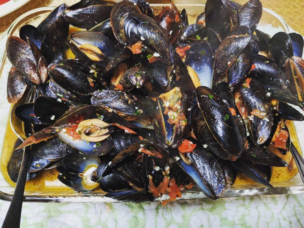 White Cap Fish Market | restaurant | 120 Main St, Islip, NY 11751, USA | 6315810125 OR +1 631-581-0125