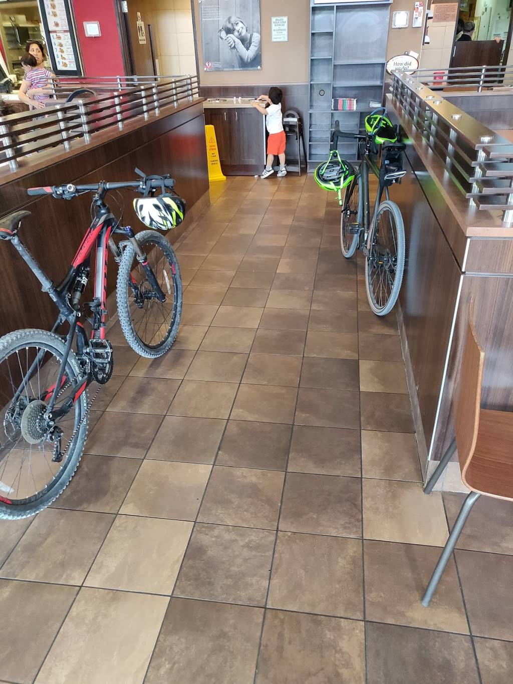 Wendys | restaurant | 304 Wellington St E, Aurora, ON L4G 1J5, Canada | 9058419774 OR +1 905-841-9774