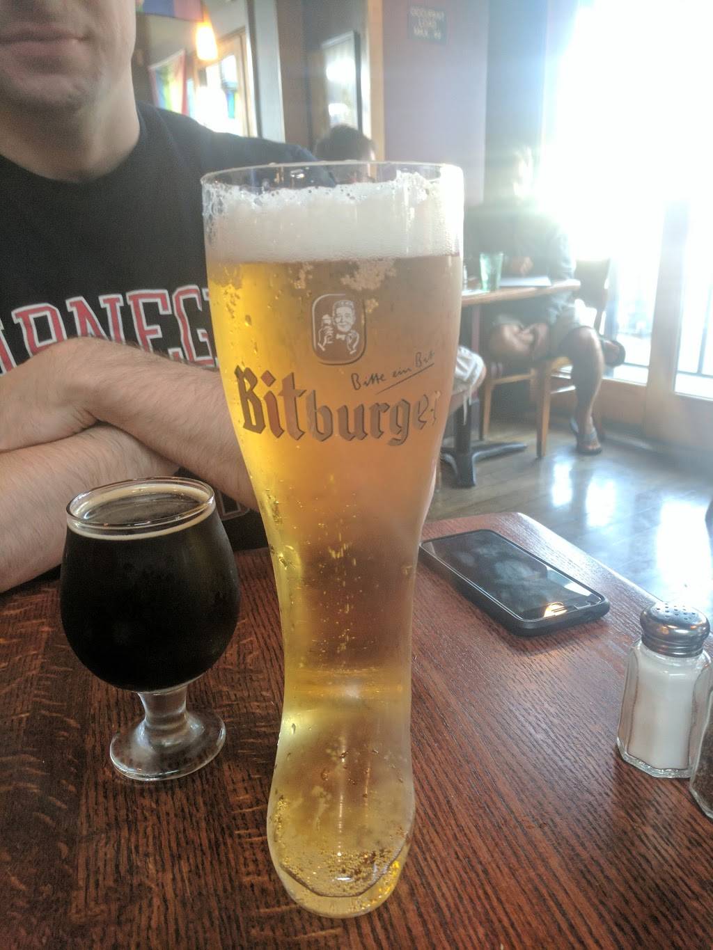 Deluxe Bar & Grill | restaurant | 625 Broadway E, Seattle, WA 98102, USA | 2063249697 OR +1 206-324-9697