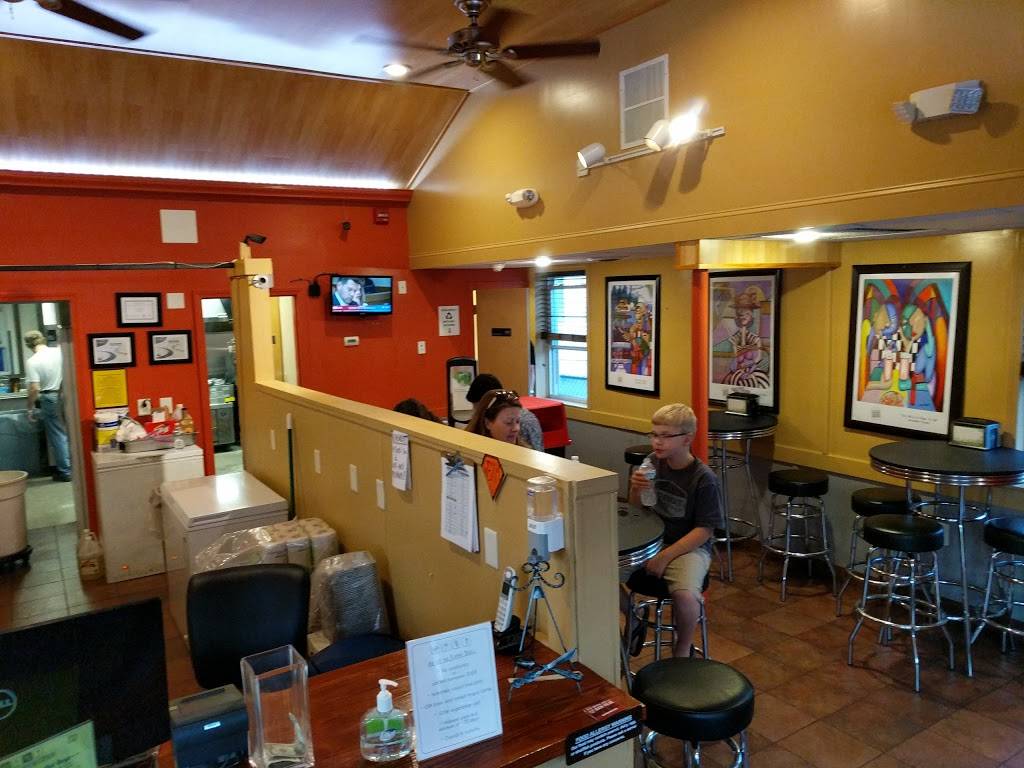 Flippin Burgers | restaurant | 10 Summer St, Bridgewater, MA 02324, USA | 5086976700 OR +1 508-697-6700