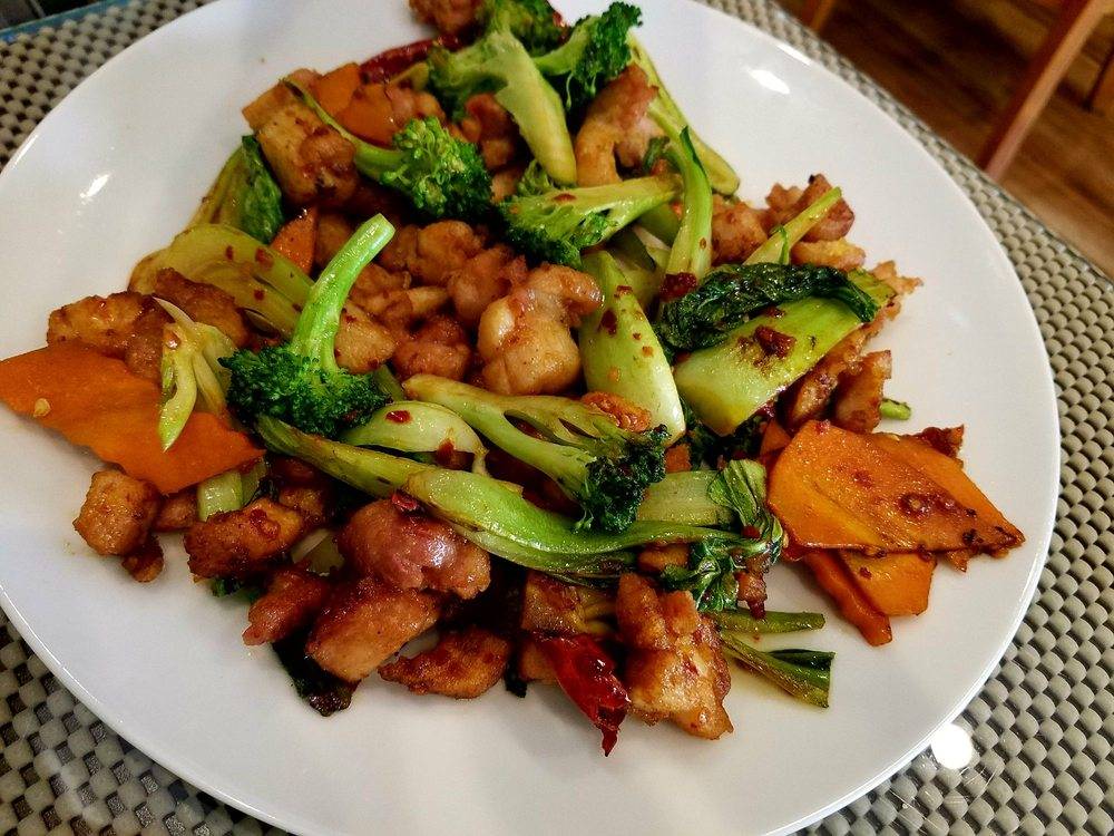 Luus Asian Cuisine | restaurant | 1104 Francis St, Longmont, CO 80501, USA | 7206000579 OR +1 720-600-0579