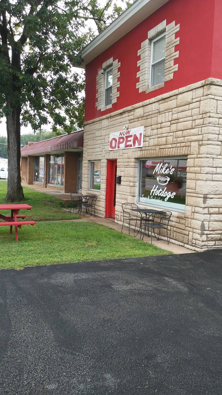 Mikes Hot Dogs Soups & Sandwiches | restaurant | 7293 Olive Blvd, University City, MO 63130, USA | 3147769225 OR +1 314-776-9225
