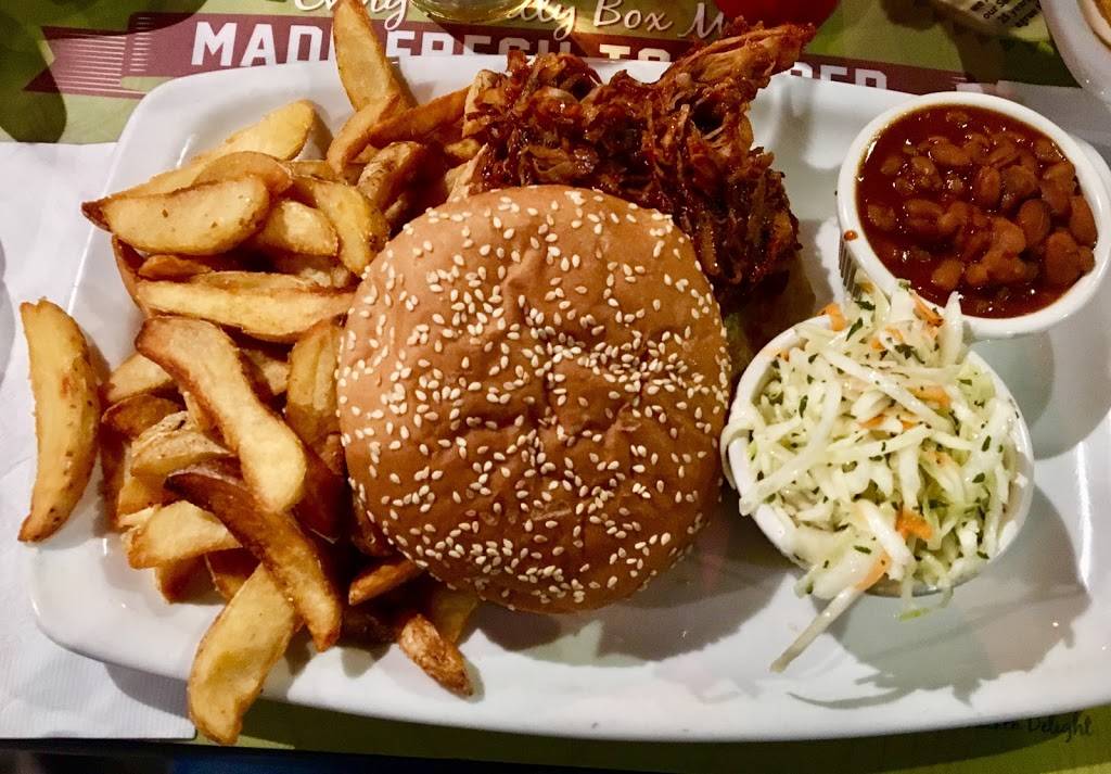 Windsors Penalty Box Restaurant | restaurant | 2151 Walker Rd, Windsor, ON N8W 3P5, Canada | 5192533310 OR +1 519-253-3310