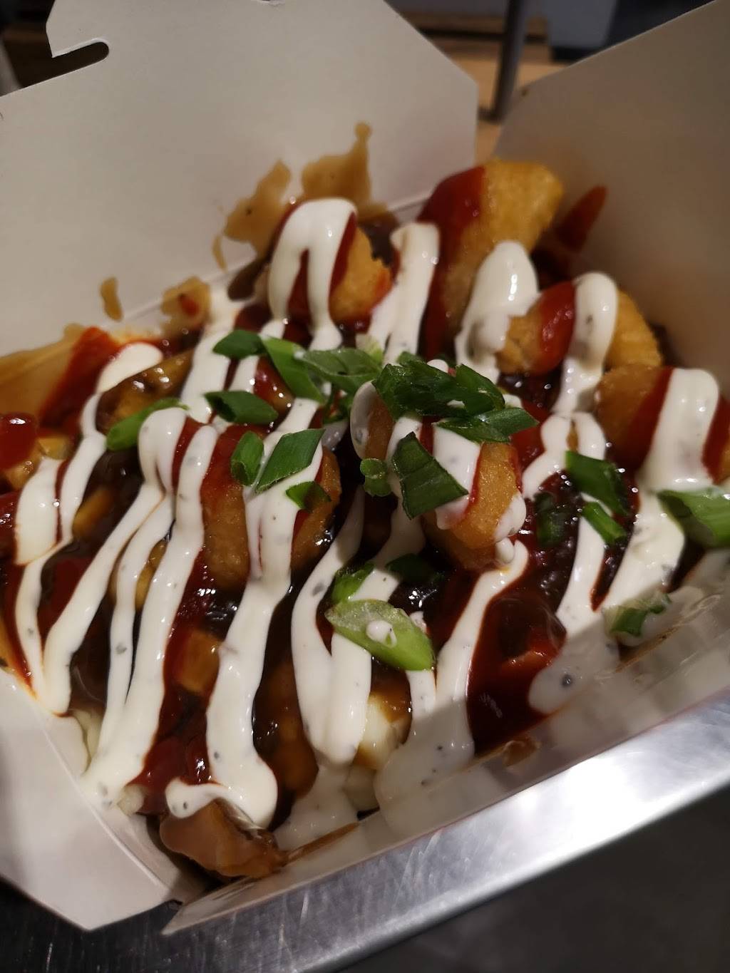 Smokes Poutinerie | restaurant | 116 Atlantic Ave, Toronto, ON M6K 1X9, Canada | 6477482873 OR +1 647-748-2873