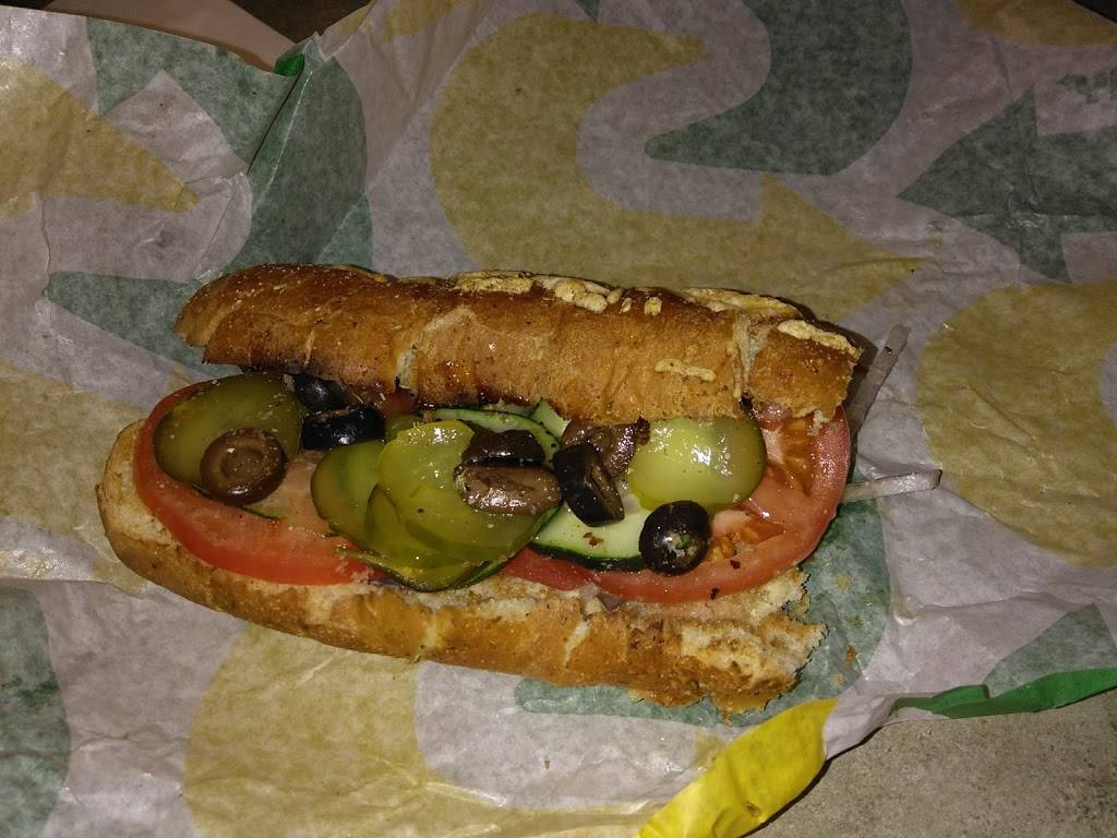Subway | restaurant | 3930 44th Avenue Dr, Moline, IL 61265, USA | 3092770607 OR +1 309-277-0607