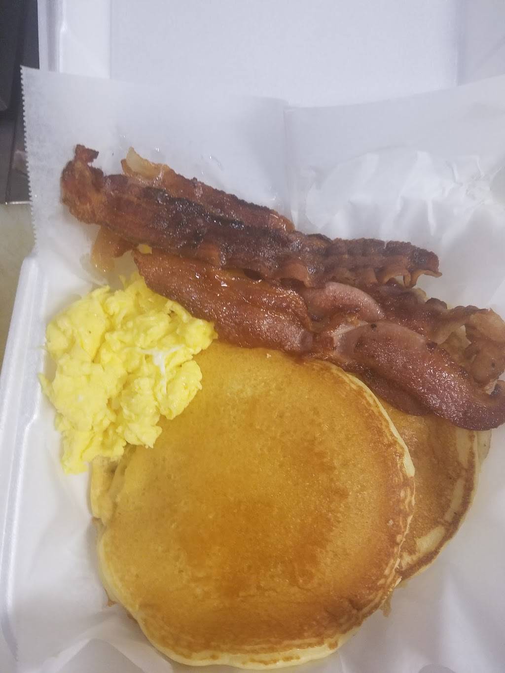 Louies Texas Red Hots | restaurant | 1098 Elmwood Ave, Buffalo, NY 14222, USA | 7168824687 OR +1 716-882-4687