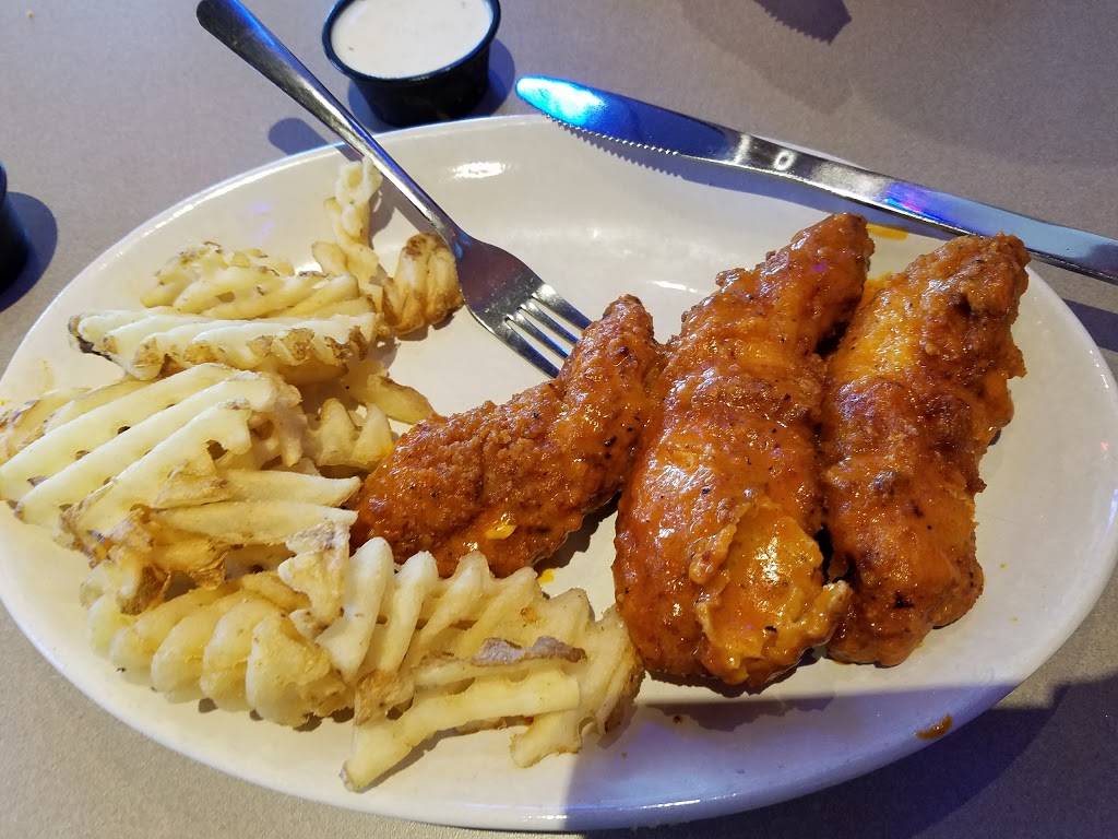 Pluckers Wing Bar | restaurant | 4000 Bagpiper Way Ste 140, Arlington, TX 76018, USA | 8177842473 OR +1 817-784-2473