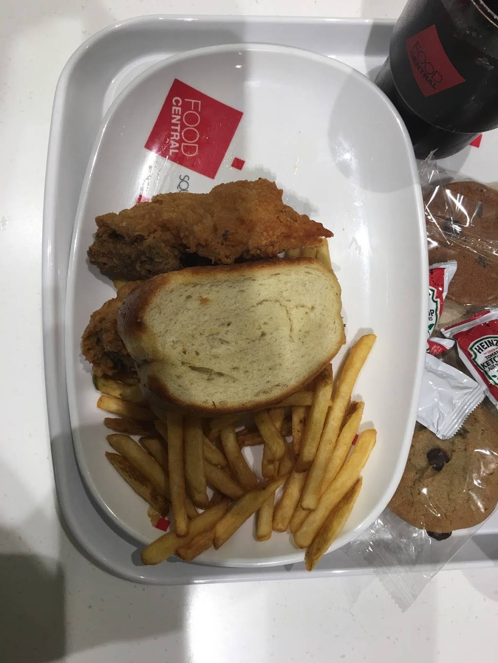 KFC | meal delivery | 100 City Centre Dr, Mississauga, ON L5B 2C9, Canada | 9052764222 OR +1 905-276-4222