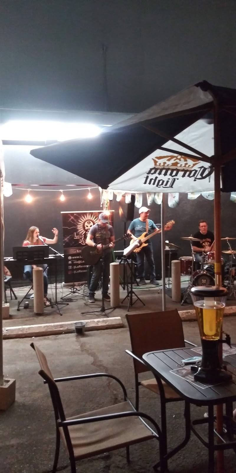 Rock & wings | restaurant | 2858 Niles St, Bakersfield, CA 93306, USA | 6614327743 OR +1 661-432-7743