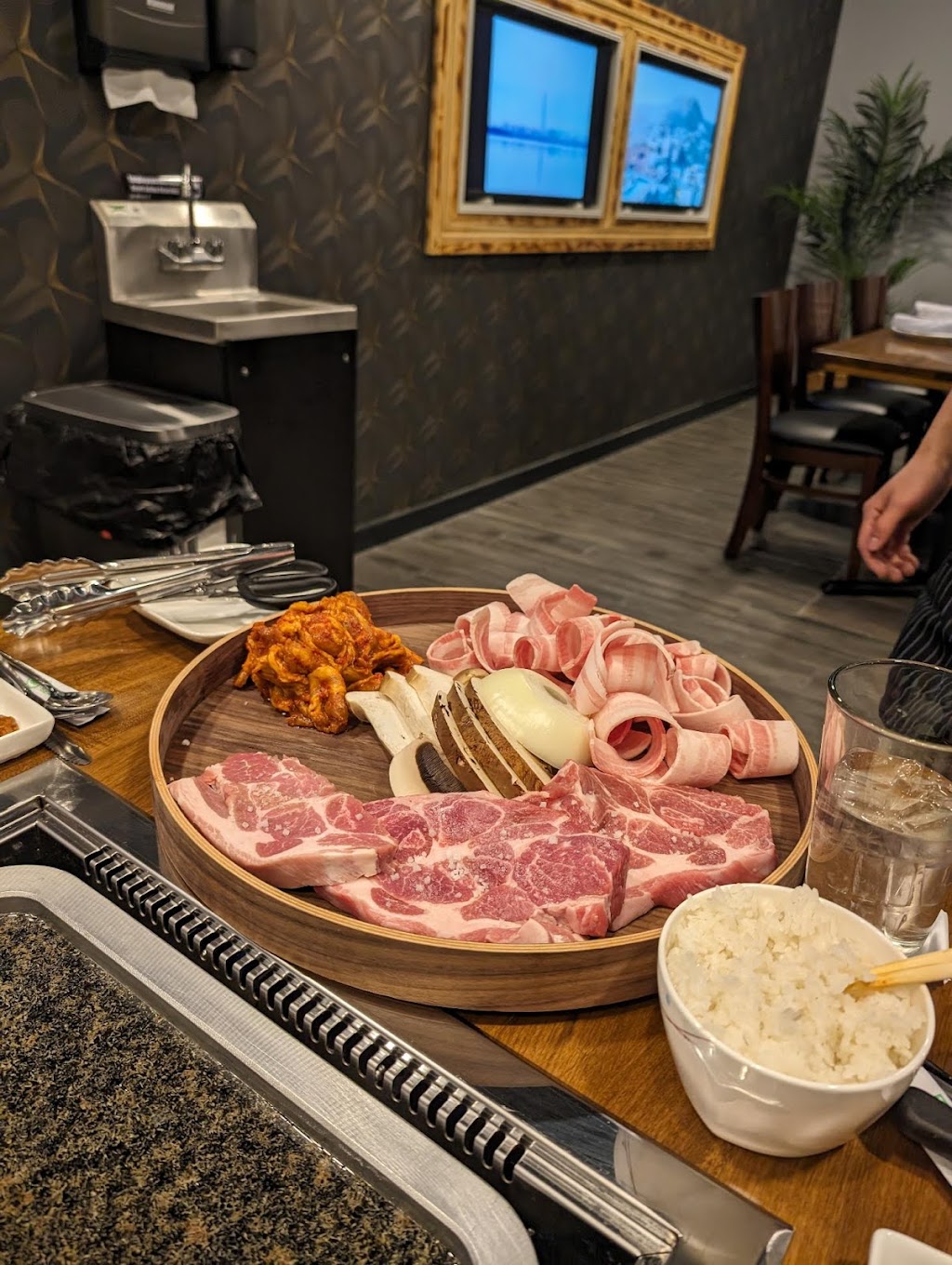 Gogi En K BBQ | restaurant | 6025 Kruse Dr #120, Solon, OH 44139, USA | 4403181808 OR +1 440-318-1808