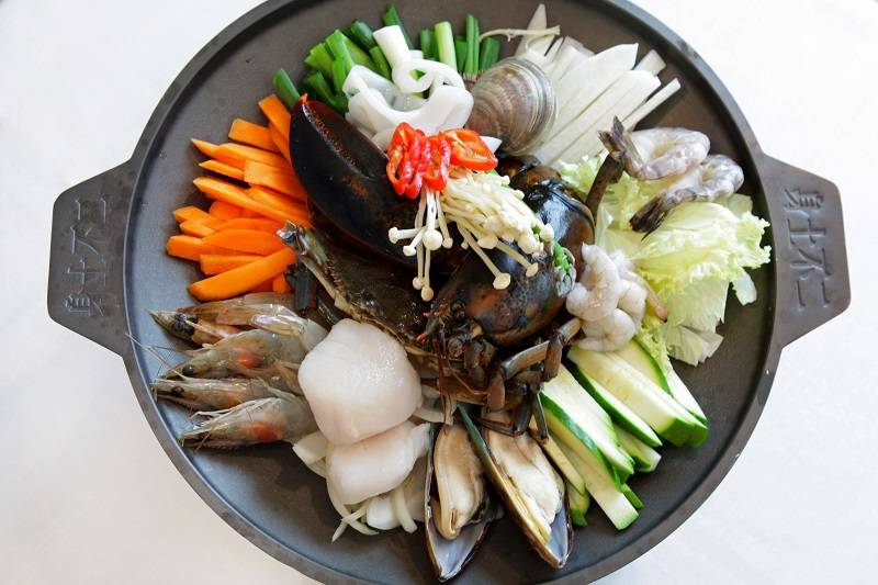 August Moon | restaurant | 300 E Main St, Norristown, PA 19401, USA | 6102774008 OR +1 610-277-4008