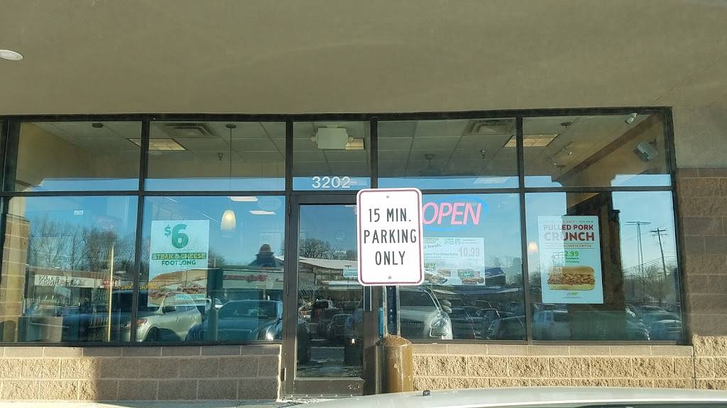 Subway | restaurant | 3202 W Lake St, Minneapolis, MN 55416, USA | 6129297827 OR +1 612-929-7827