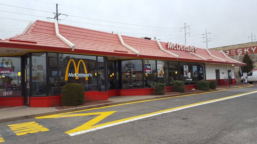 McDonalds | cafe | 1900 Fairfield Ave, Bridgeport, CT 06605, USA | 2033309440 OR +1 203-330-9440