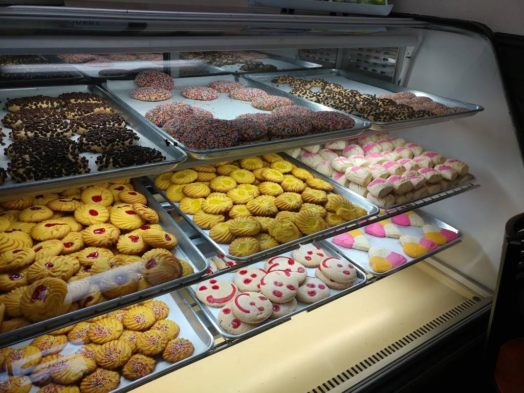 El Carrusel Bakery | restaurant | 6800 Reseda Blvd, Reseda, CA 91335, USA | 8183447696 OR +1 818-344-7696