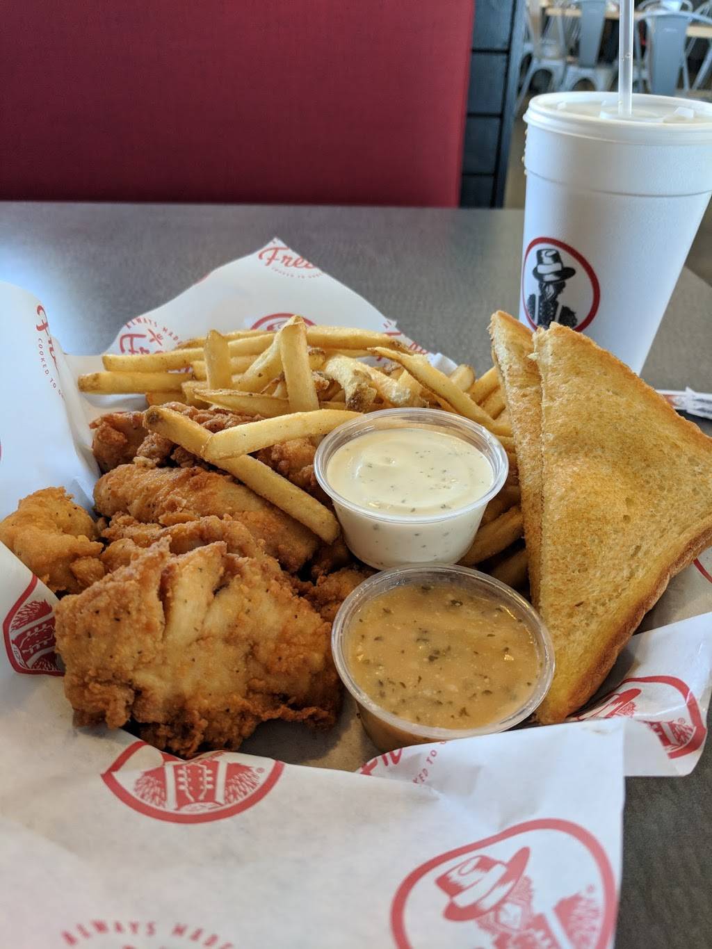 Slim Chickens | restaurant | 1515 N Veterans Pkwy, Bloomington, IL 61704, USA | 3096627546 OR +1 309-662-7546