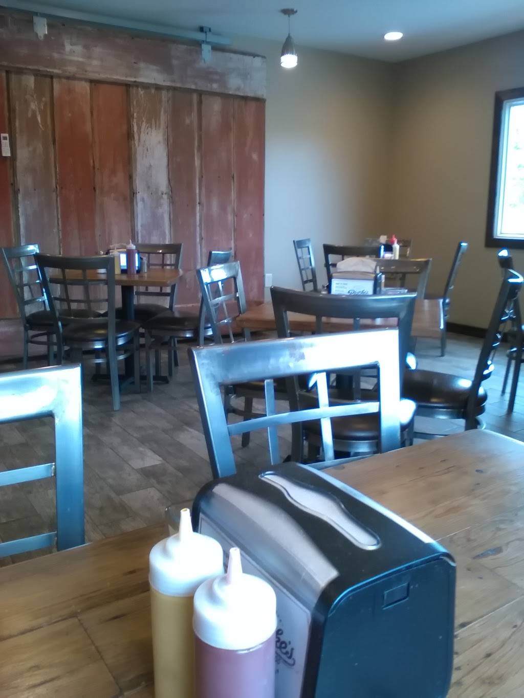 Plackes | restaurant | 303 Bluffs St, Bluffs, IL 62621, USA | 2177543376 OR +1 217-754-3376