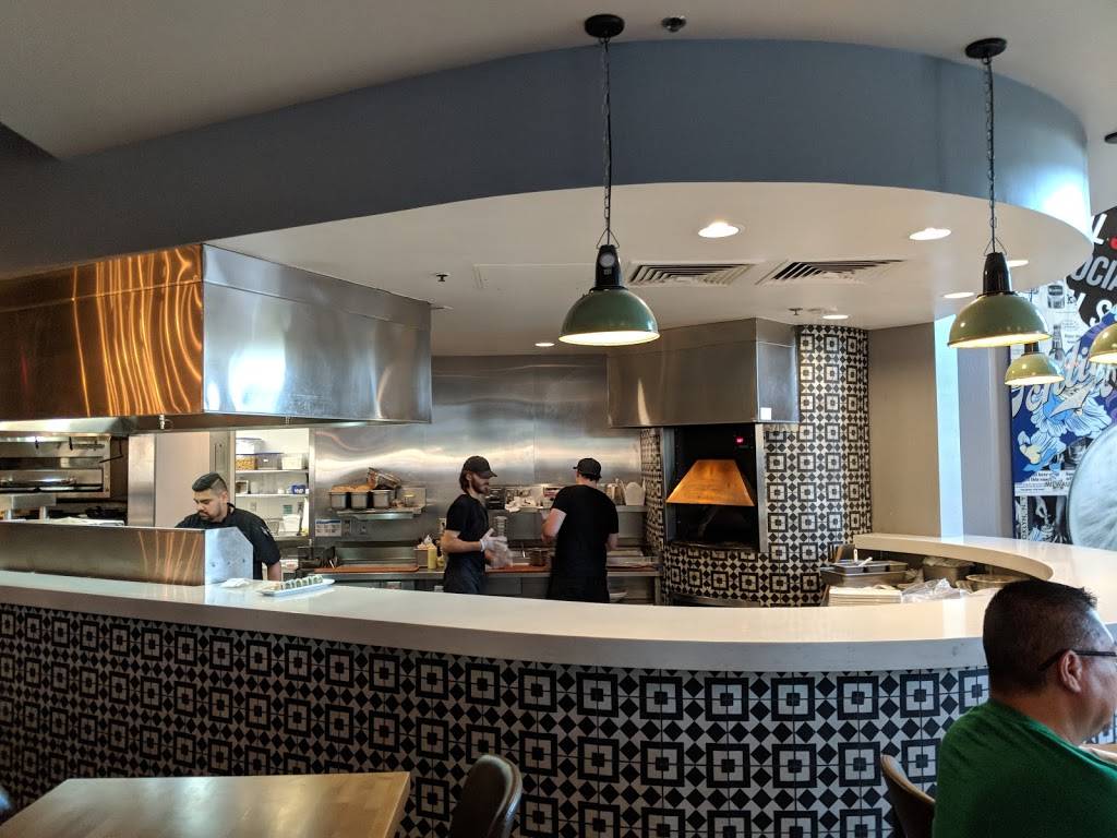 Hop Social Tavern | restaurant | 3405 W Chandler Blvd, Chandler, AZ 85226, USA | 4804854677 OR +1 480-485-4677