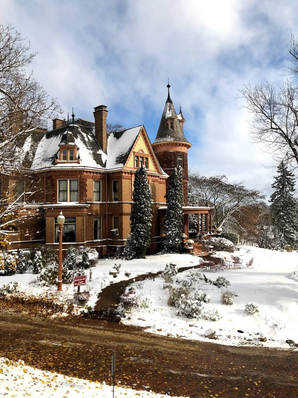 Henderson Castle Inn,Vintage Hotel,Restaurant,Winery & Wedding v | restaurant | 100 Monroe St, Kalamazoo, MI 49006, USA | 2693441827 OR +1 269-344-1827