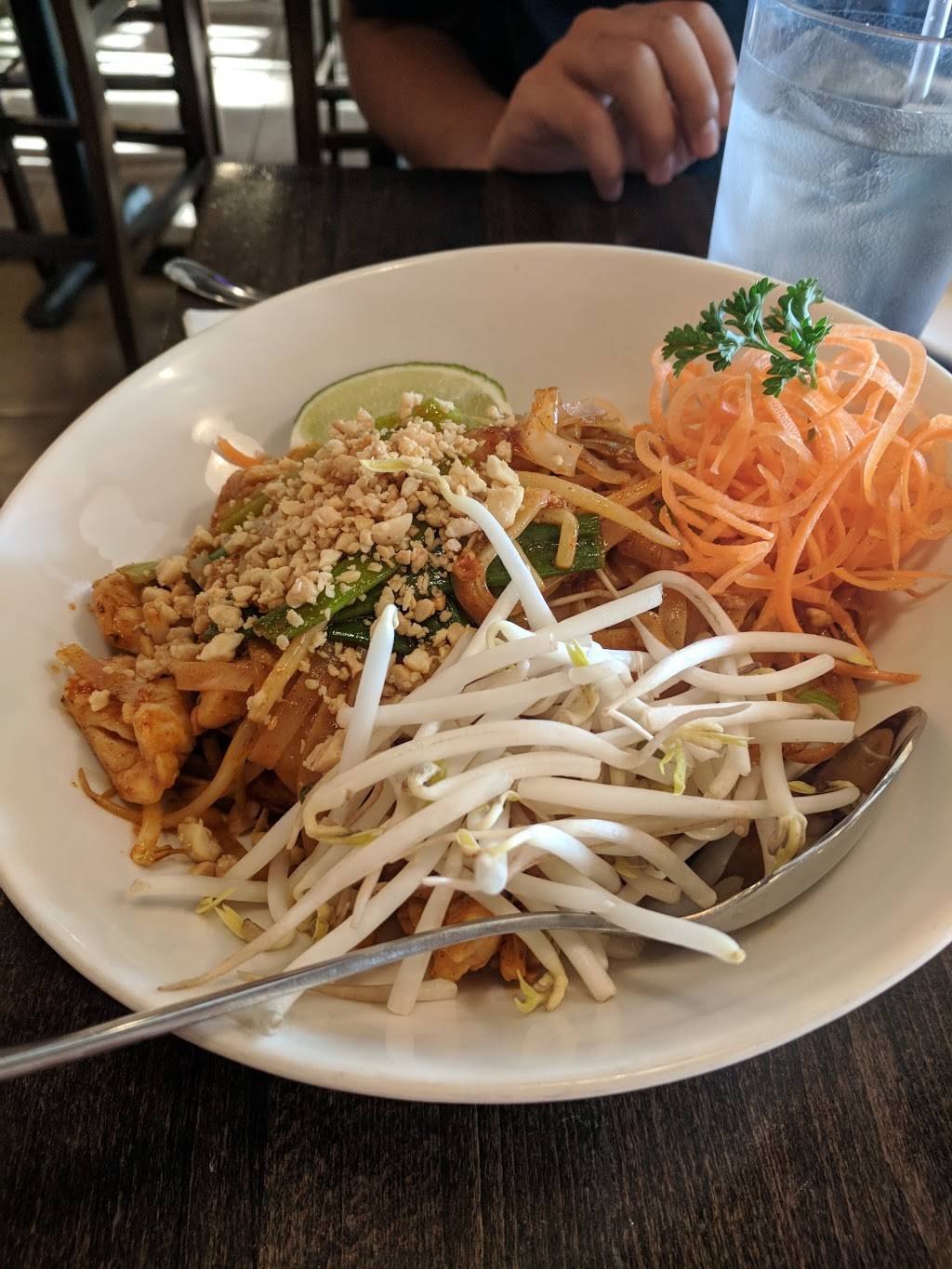 Red Parrot Asian Bistro | restaurant | 7698 Dorchester Blvd #201, Hanover, MD 21076, USA | 4107994573 OR +1 410-799-4573