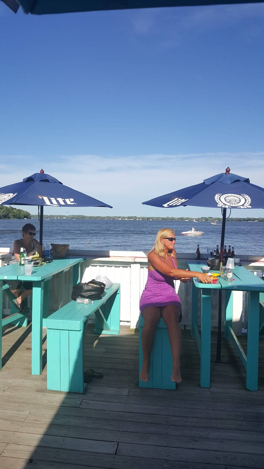 Hidden Point Bar & Grill | restaurant | 112 Lakeview Ave, Fox Lake, IL 60020, USA | 8475873212 OR +1 847-587-3212