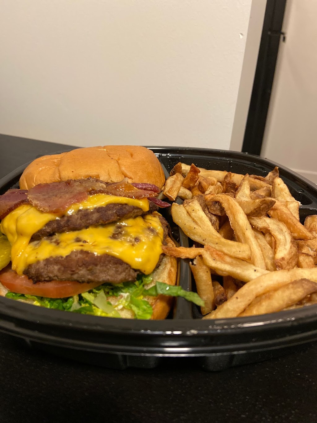 Big League Burgers | restaurant | 3734 W Irving Park Rd, Chicago, IL 60618, USA | 7739617558 OR +1 773-961-7558