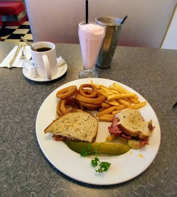 Rockin Johnnys Diner | restaurant | 1309 Carling Ave, Ottawa, ON K1Z 7L3, Canada | 6137617405 OR +1 613-761-7405