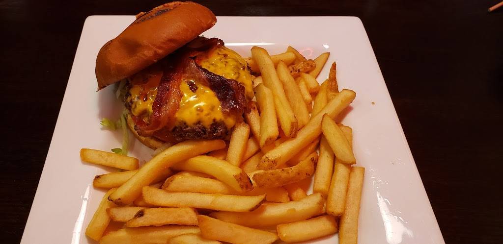Famous Hamburger | restaurant | Great Lakes Crossing Dr, Auburn Hills, MI 48326, USA | 2489757760 OR +1 248-975-7760
