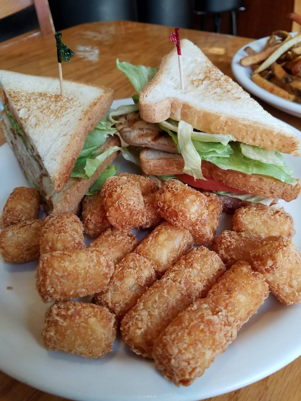 Gios Bar & Grill | restaurant | 4857 N Damen Ave, Chicago, IL 60625, USA | 7733340345 OR +1 773-334-0345