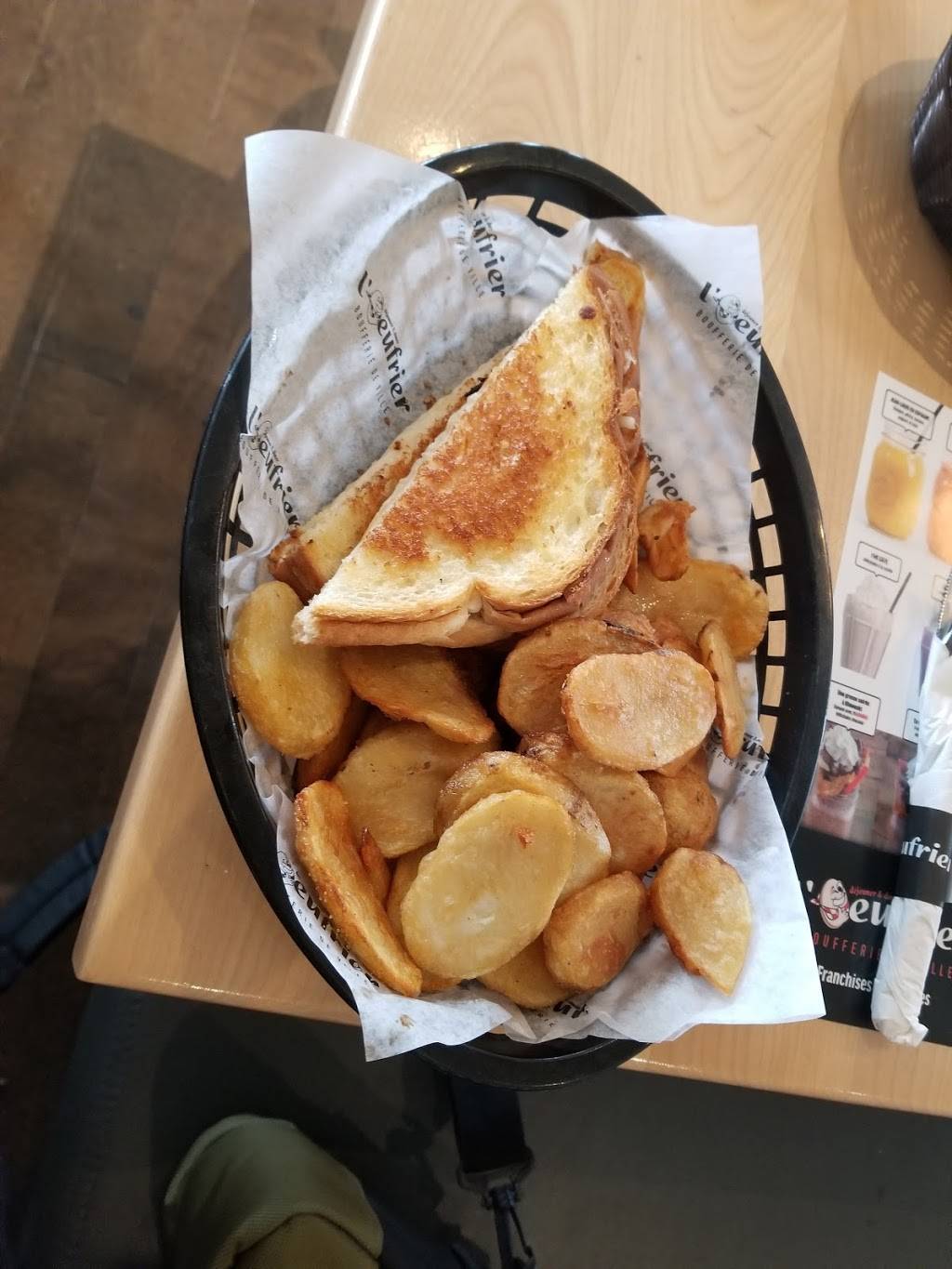 LOeufrier | restaurant | 415 Rue des Érables, Salaberry-de-Valleyfield, QC J6T 6J5, Canada | 4507470795 OR +1 450-747-0795