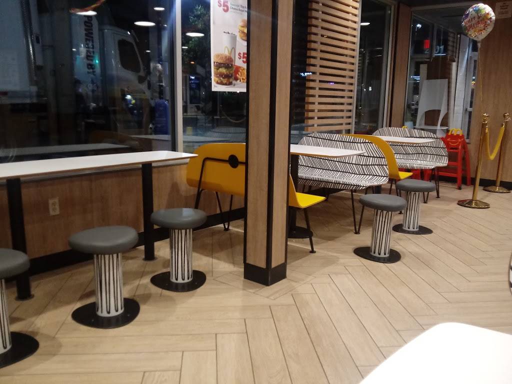 McDonalds | cafe | 2101 Veirs Mill Rd, Rockville, MD 20851, USA | 3017387752 OR +1 301-738-7752