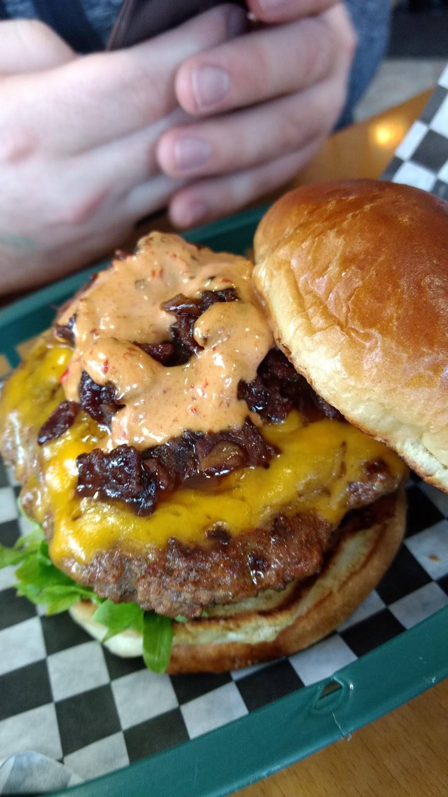 The Burger Point | restaurant | 1900 S State St, Chicago, IL 60616, USA | 3128421900 OR +1 312-842-1900