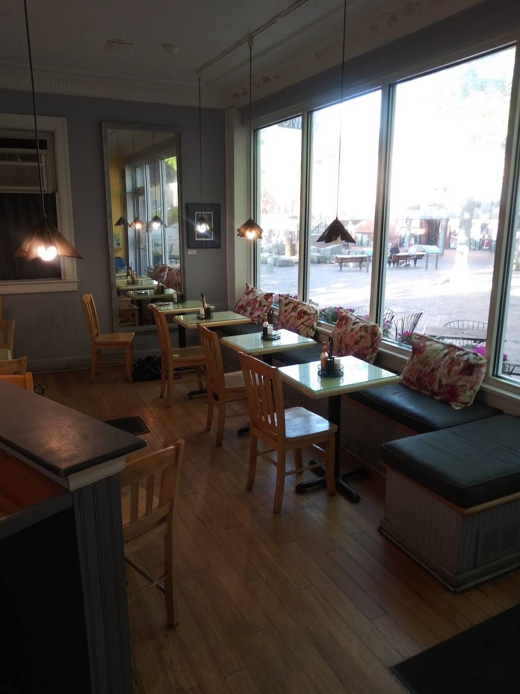 Purple Onion | cafe | 44 Inn St, Newburyport, MA 01950, USA | 9784659600 OR +1 978-465-9600