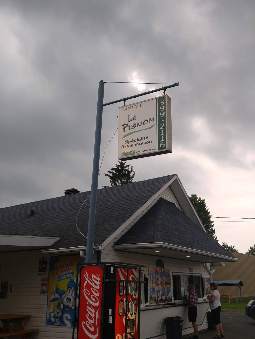 Cantine Le Pignon | restaurant | 103 Rue Béliveau, Saint-Léonard-dAston, QC J0C 1M0, Canada | 8193992116 OR +1 819-399-2116