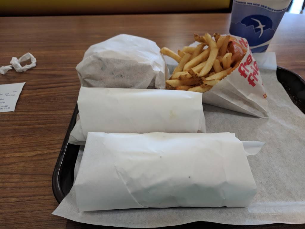 Claws Hot Dogs & Beef | restaurant | 90 E Geneva Square, Lake Geneva, WI 53147, USA | 2622487541 OR +1 262-248-7541