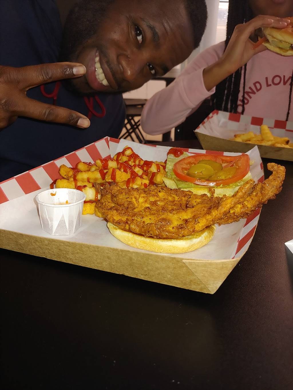 Charlestons | restaurant | 2200 Old Williamsburg Rd, Yorktown, VA 23690, USA | 7578883261 OR +1 757-888-3261