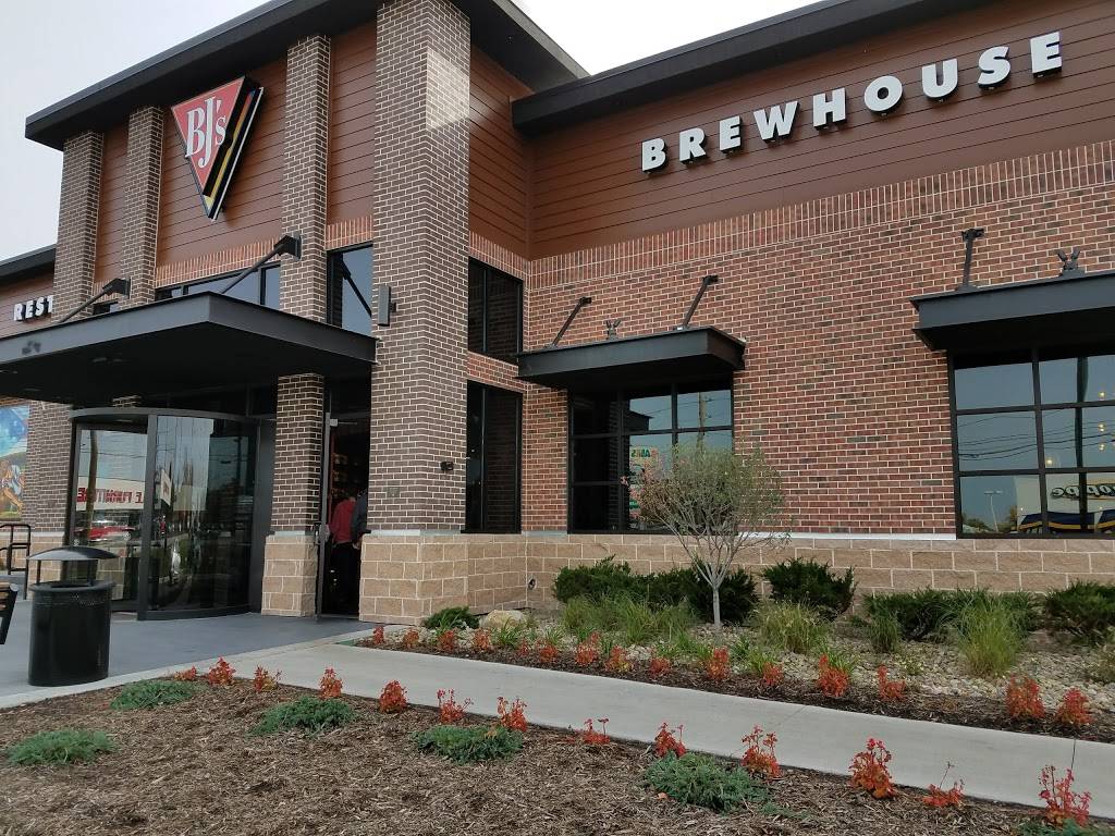 BJs Restaurant & Brewhouse | restaurant | 7880 Mentor Ave, Mentor, OH 44060, USA | 4402761360 OR +1 440-276-1360