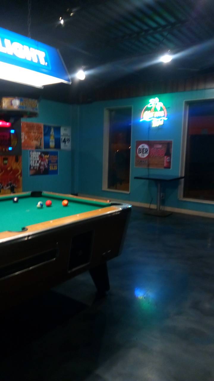 Squirrelys Bar and Grill | night club | 4545 N Brighton Ave, Kansas City, MO 64117, USA | 8164138878 OR +1 816-413-8878