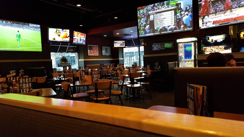 Buffalo Wild Wings | restaurant | 149 N York St, Elmhurst, IL 60126, USA | 6308322999 OR +1 630-832-2999