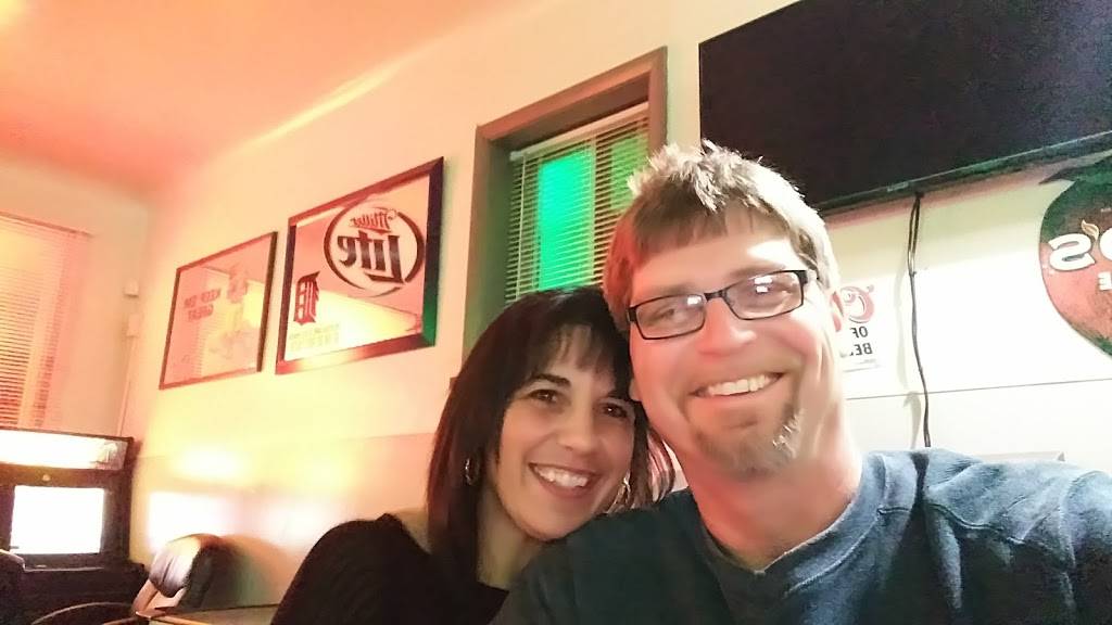 Barneys Bar | restaurant | 800 Michigan Ave, Bay City, MI 48708, USA | 9898959373 OR +1 989-895-9373