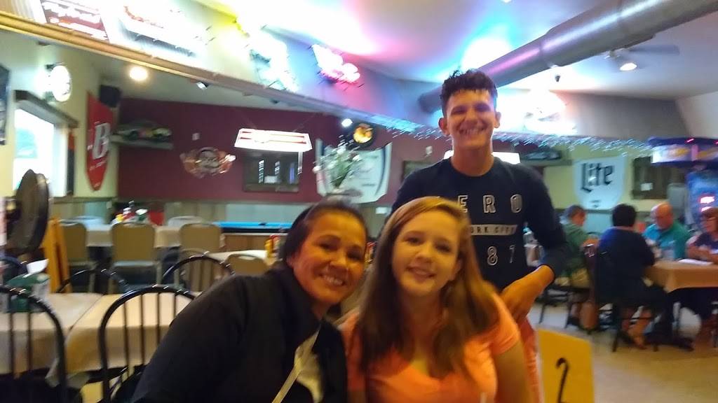 Billy Bobs - Under the Water Tower | restaurant | 105 E Broadway St, Ogden, IL 61859, USA | 2175822277 OR +1 217-582-2277