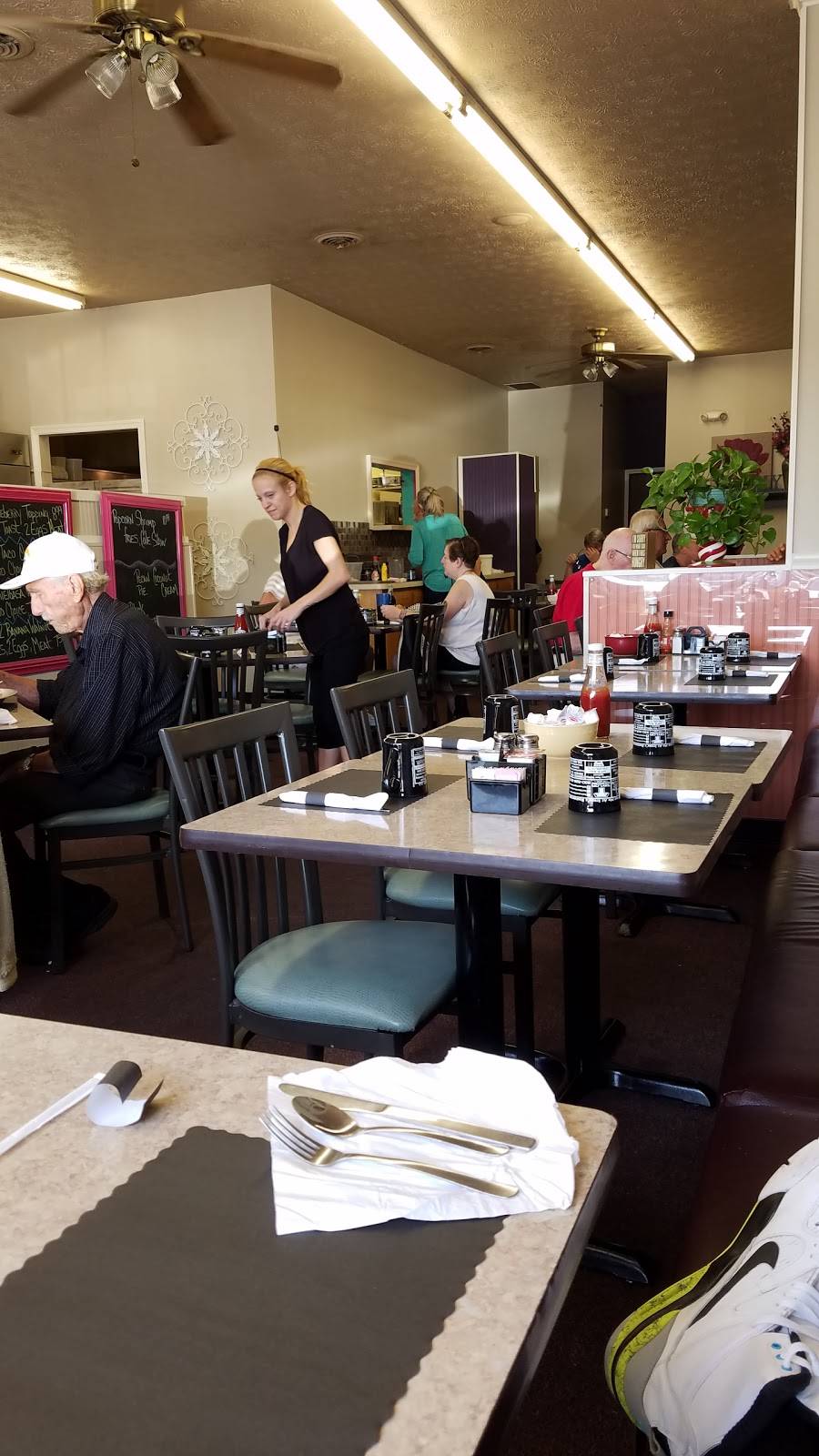 Meet Me At Irenes | restaurant | 264 Kent Ave NE, Hartville, OH 44632, USA | 3308776477 OR +1 330-877-6477