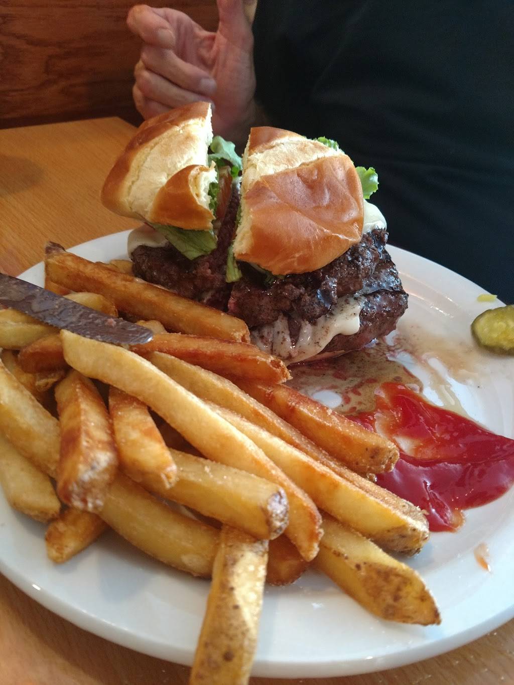 The Lakeview Tavern | restaurant | 7 Main St, Meredith, NH 03253, USA | 6036777099 OR +1 603-677-7099