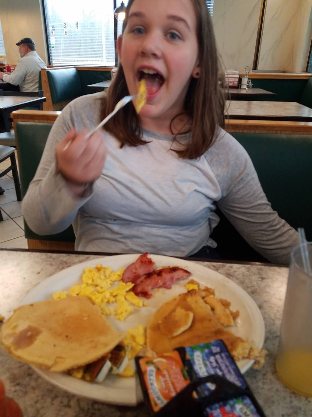 Charlies Restaurant | restaurant | 12407 Airport Hwy, Swanton, OH 43558, USA | 4198252076 OR +1 419-825-2076