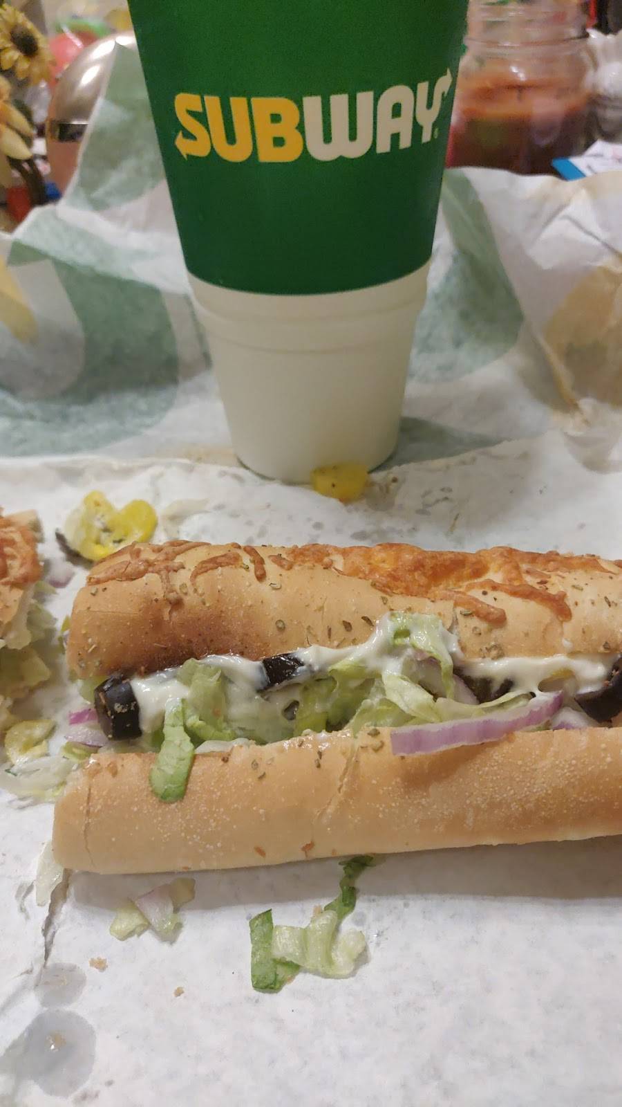Subway Restaurants | restaurant | 515 Falling Springs Rd, Dupo, IL 62239, USA | 6182869919 OR +1 618-286-9919