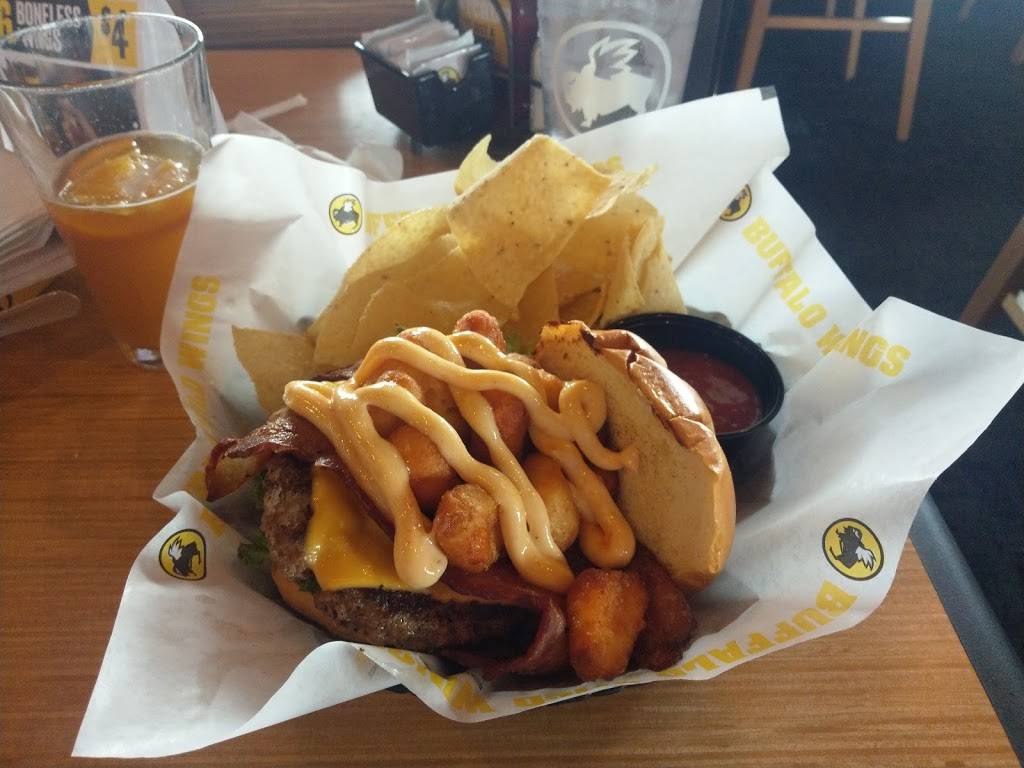 Buffalo Wild Wings | restaurant | 8171 S Howell Ave, Oak Creek, WI 53154, USA | 4145709464 OR +1 414-570-9464