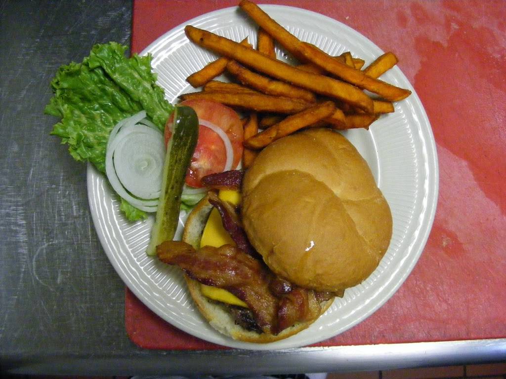 Greenside Grille at Lake Arrowhead | restaurant | 1195 Apache Ln, Nekoosa, WI 54457, USA | 7153253341 OR +1 715-325-3341